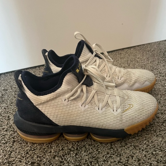 Nike LeBron 16 Low - Picture 7 of 7